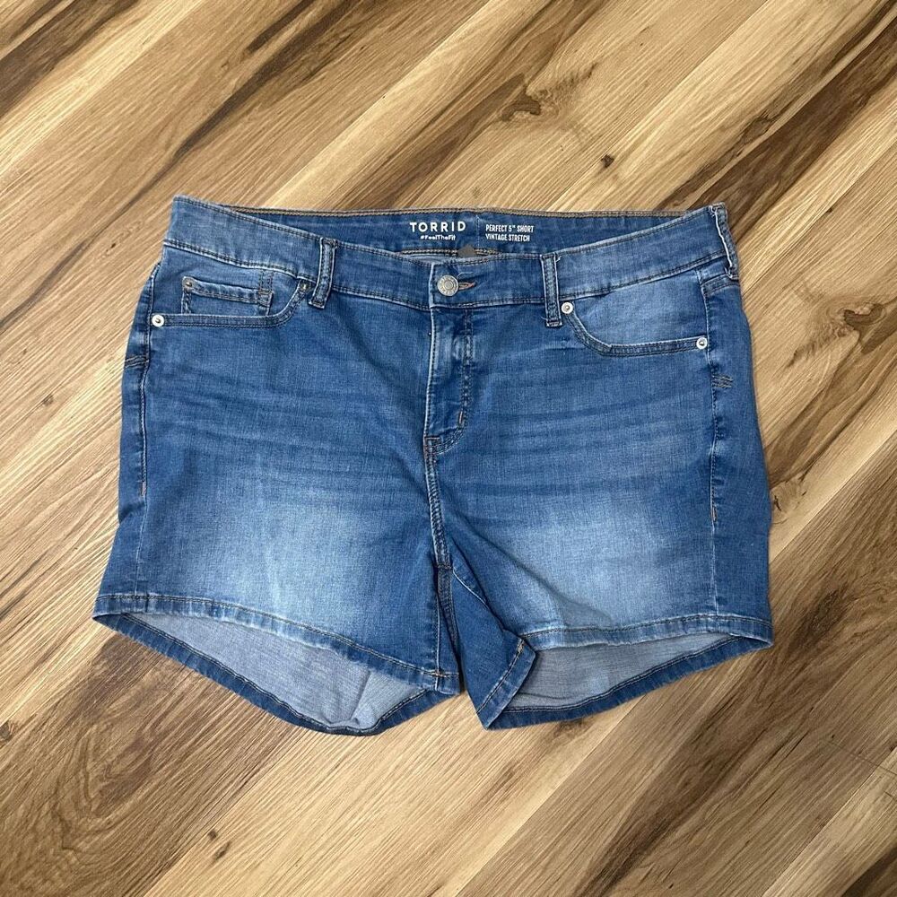 Torrid full figure size 16 perfect vintage 5” denim Bermuda shorts
